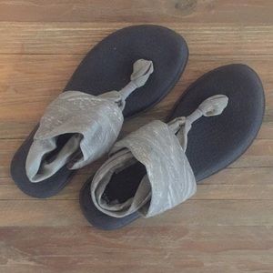 Sanuk Sandals Beige and White Pattern - Sz 7